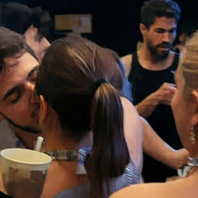 João Augusto, filho de Gugu, dá beijão na última noite do navio de Safadão