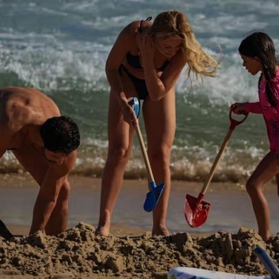 Duda Nagle curte dia de praia em São Conrado com Zoe e namorada