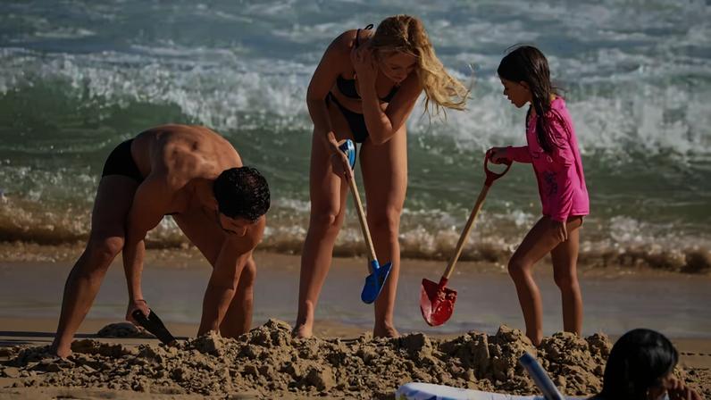 Duda Nagle aproveita dia de praia com a filha Zoe e a namorada em São Conrado — Foto: Dan Delmiro / Agnews