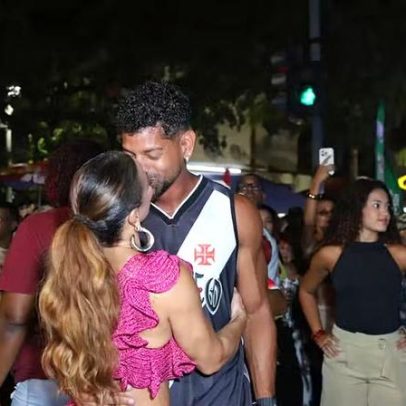 Viviane Araujo recebe carinho do marido em ensaio do Salgueiro