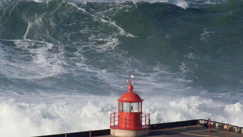 Will Santana em onda gigante durante passagem de tempestade — Foto: Kaique Silva