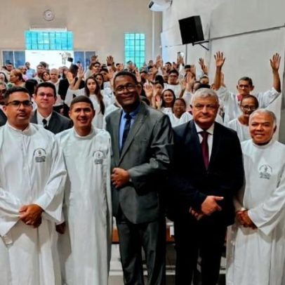 Assembleia de Deus realiza batismo de 108 novos membros