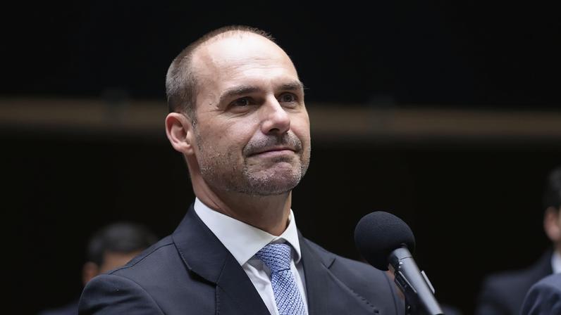 Na avaliação de Eduardo Bolsonaro, a repercussão da prisão de Maduro evidenciará a relação entre o ditador venezuelano e Lula, projetando Flávio nas eleições de 2026. (Foto: Bruno Spada/Câmara dos Deputados)