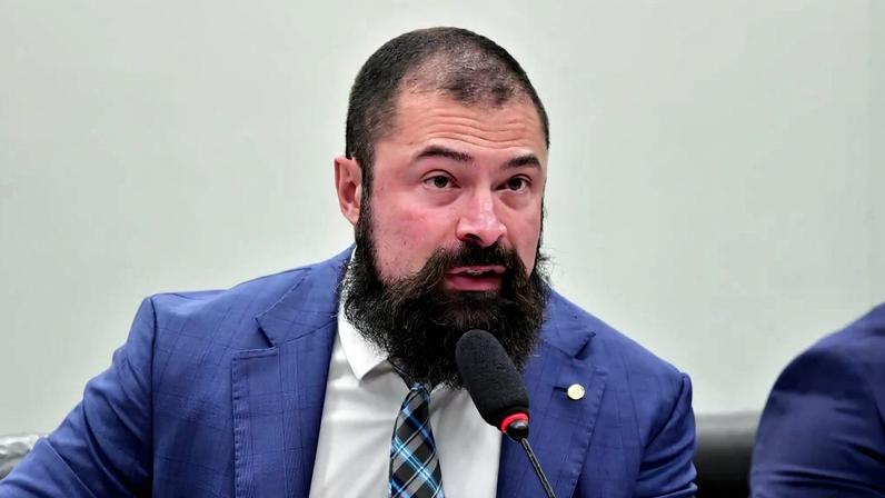 Paulo Bilynskyj (PL-SP) relatou nova proposta que tenta reduzir barreiras para a compra de armas de fogo. Foto: Zeca Ribeiro / Câmara dos Deputados