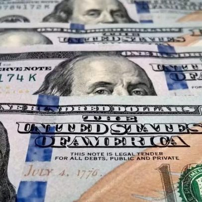 Gastos de brasileiros no exterior atingem pico em 11 anos; dólar cai, IOF sobe