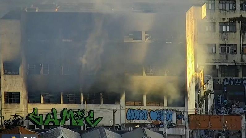 Incêndio atinge prédio na Vila Prudente, SP