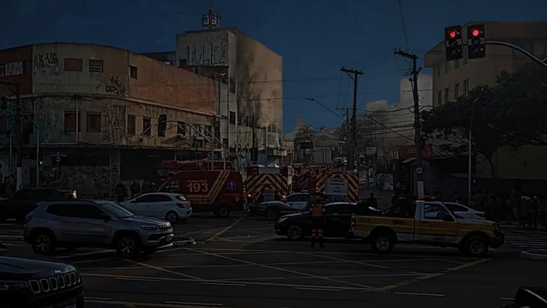 Ruas foram interditadas para o trabalho dos bombeiros na contenção do fogo – imagem: reprodução/CNN