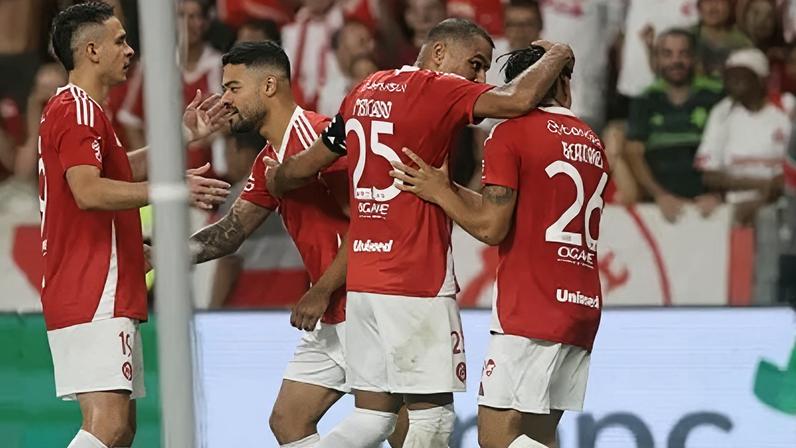 Bernabei celebra seu gol com Mercado no primeiro GreNal de 2026