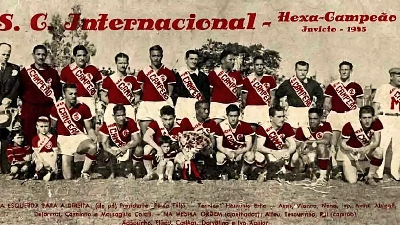 O Internacional dos anos 1940, base do Rolo Compressor, no Estádio dos Eucaliptos, palco da hegemonia colorada. (Internacional SC)