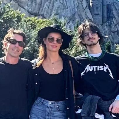 Isabeli Fontana curte parque nos EUA com Di Ferrero e Lucas, filho de Castelli