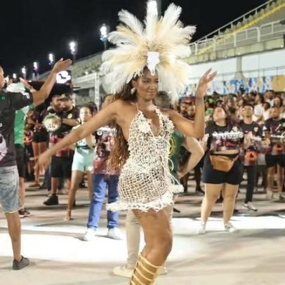 IZA participa de ensaio da Imperatriz usando vestido de crochê