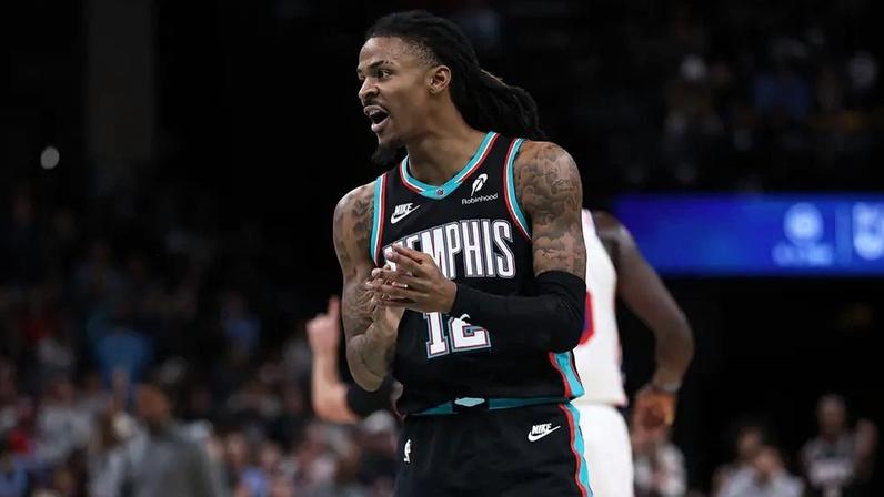 Ja Morant em ação durante jogo entre Memphis Grizzlies e Philadelphia 76ers na NBA (Foto: Justin Ford/Getty Images/AFP)