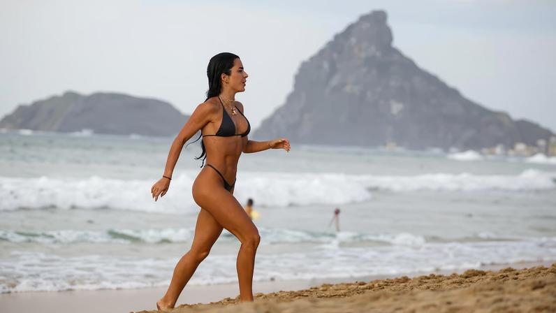 Jade Picon e André Lamoglia curtem dia de praia em Noronha — Foto: Dilson Silva/ AgNews