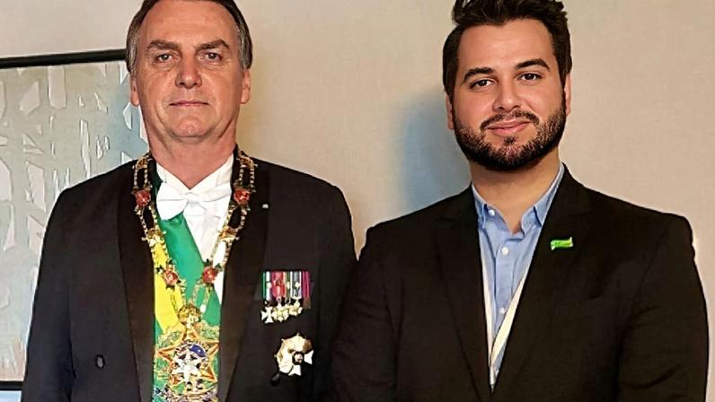 Ex-assessor de Bolsonaro, Filipe Martins (à dir.) está preso por descumprir medidas cautelares