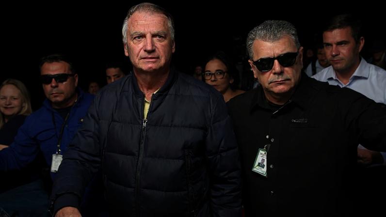 Ex-presidente Jair Bolsonaro, saindo da sede da Polícia Federal, em foto de julho de 2025