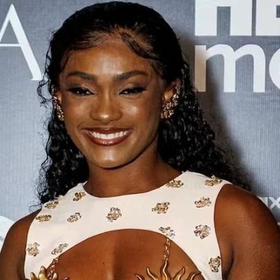 Erika Januza usa look recortado com sutiã à mostra em première