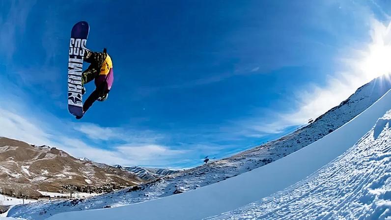 No halfpipe, vence quem combina amplitude e variedade em sequência; no big air, a disputa é pelo truque perfeito. (Foto: COI)