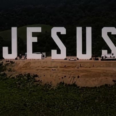 Letreiro com o nome de Jesus é inaugurado em Caxias, RJ