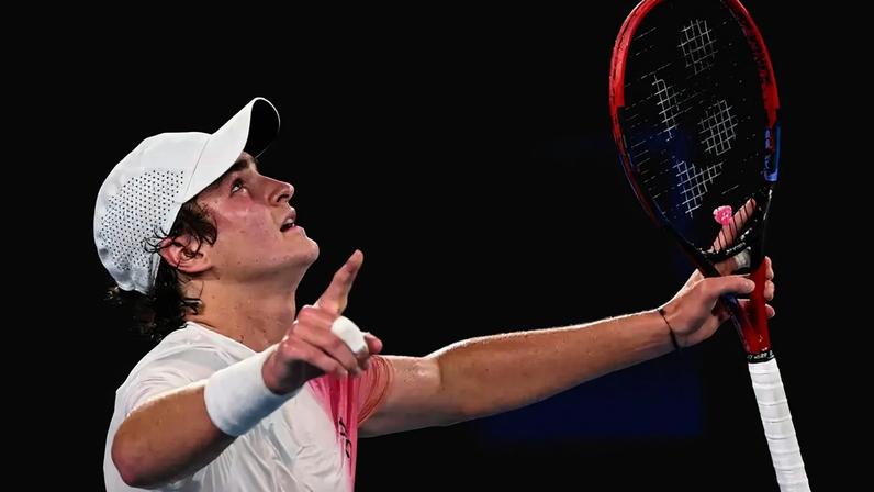 João Fonseca celebra a vitória sobre o russo Andrey Rublev na primeira rodada do Australian Open, em janeiro de 2025 (Foto: William West/AFP)