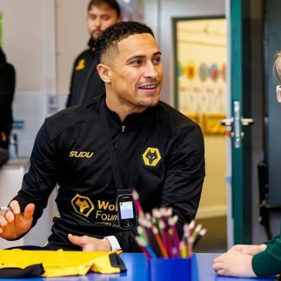 João Gomes visita crianças com problemas de fala em projeto e menciona gagueira