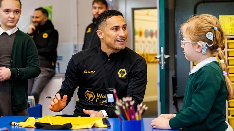 João Gomes visita crianças com problemas de fala em projeto do Wolverhampton — Foto: Divulgação