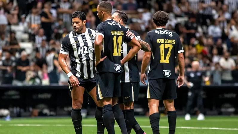 Jogadores do Atlético contra a Tombense (Foto: Fernando Moreno / GazetaPress)