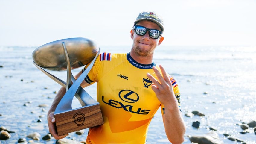 John John Florence com a taça de campeão mundial de 2024 — Foto: Pat Nolan/World Surf League