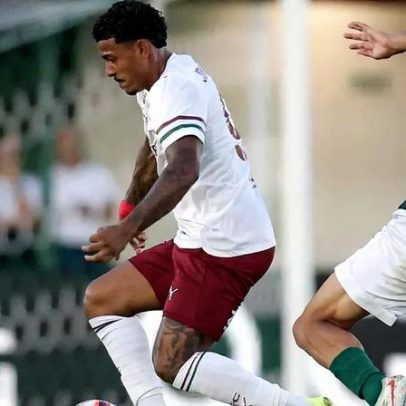 John Kennedy deixa estádio de muletas após entrada dura