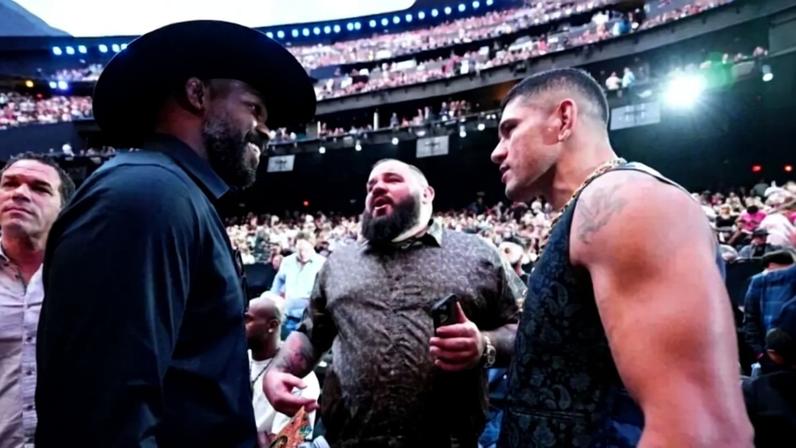 Jon Jones e Alex Poatan durante o Noche UFC (Foto: Jeff Bottari/UFC)