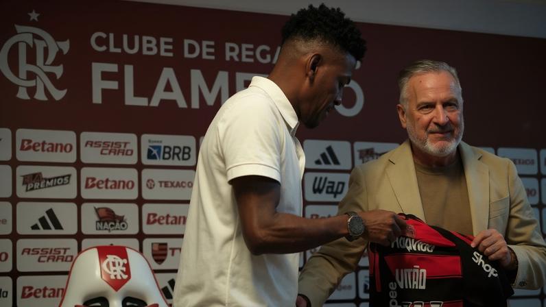 José Boto durante apresentação de Vitão no Flamengo (Foto: Marcio Dolzan/Lance!)