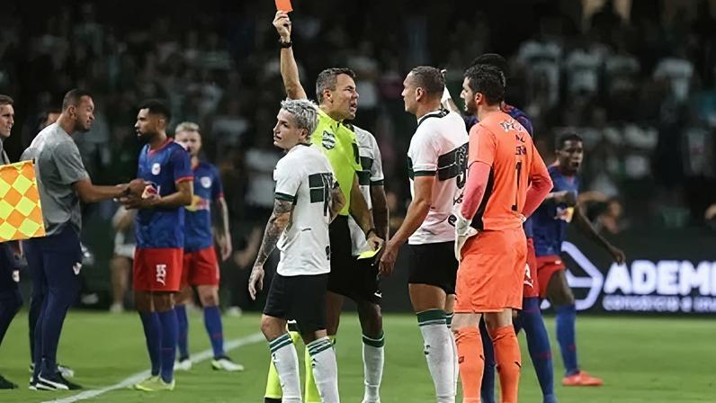 Josué, do Coritiba, recebe o primeiro cartão vermelho do Brasileirão 2026
