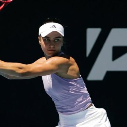 Jovic, 18, vence em Auckland e avança às quartas