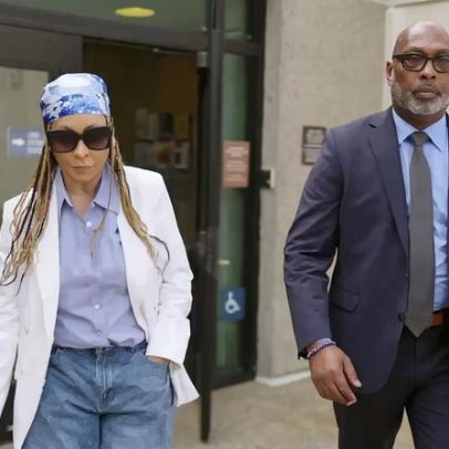 Karen Huger se emociona ao retornar ao RHOP após período na prisão