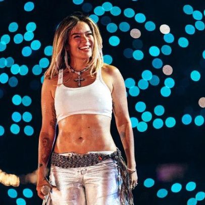 Karol G se junta a Bad Bunny no palco na Colômbia