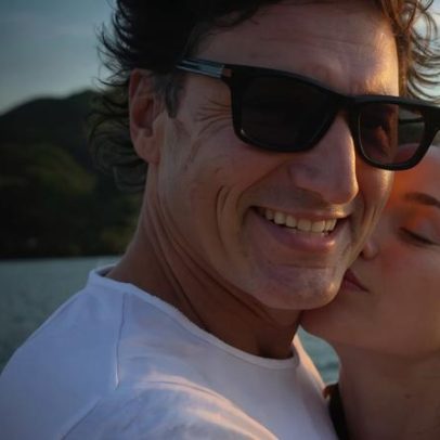 Katy Perry beija Justin Trudeau em vislumbre de suas primeiras férias juntos
