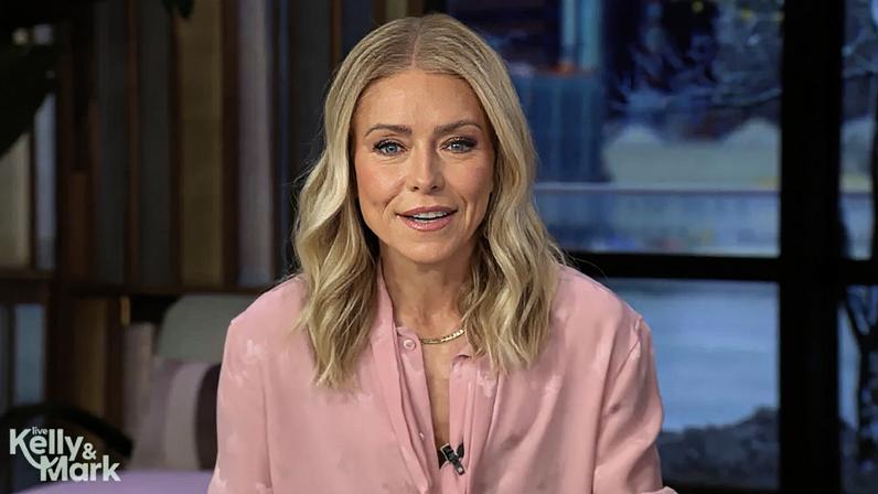 Kelly Ripa revealed her hilarious makeup fail during Monday’s show.
