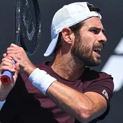 Khachanov avança em Melbourne e iguala sequência de Federer