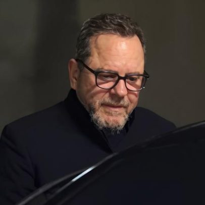 Kiefer Sutherland ameaça matar motorista de aplicativo antes de prisão por agressão