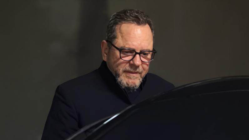 Kiefer Sutherland ameaça matar motorista de aplicativo antes de prisão por agressão