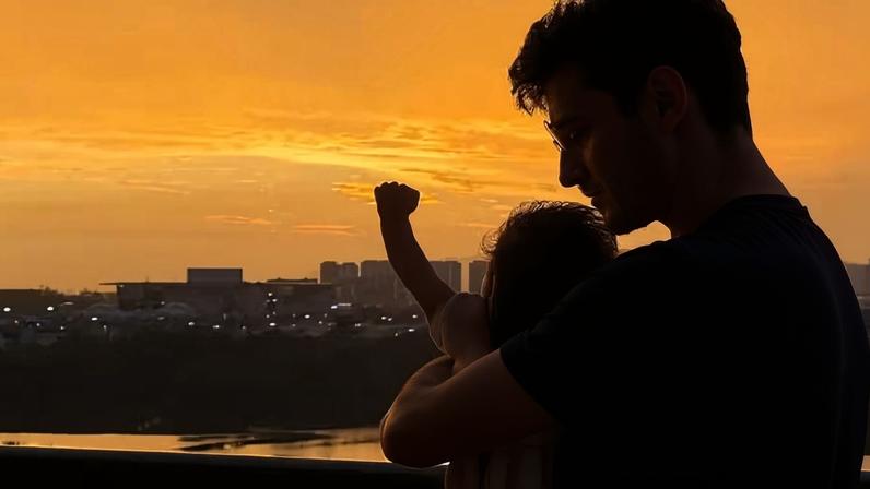 Kleber Toledo se declara à filha com Camila Queiroz e fala sobre paternidade — Foto: Reprodução Instagram