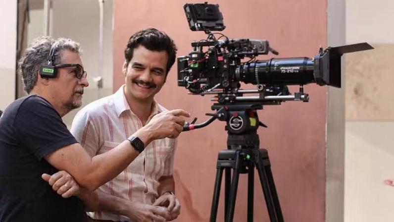 Kleber Mendonça Filho e Wagner Moura nos bastidores de 'O Agente Secreto' — Foto: Divulgação/Laura Castor