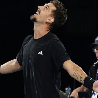 Kokkinakis vence a primeira em 12 meses após lesão grave