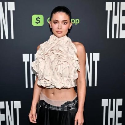Kylie Jenner exibe abdômen em cropped babado na premiere de The Moment