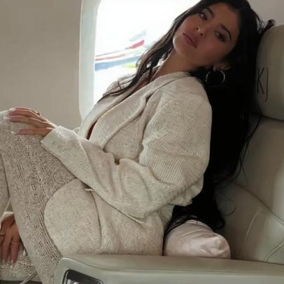 Kylie Jenner mostra mala avaliada em US$136 mil com bolsas Birkin croc e Chanel