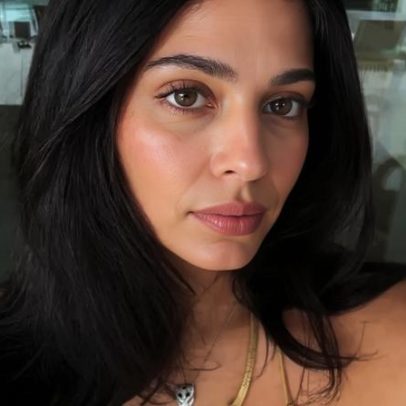 Kylie Jenner combina bikini metálico com mais de US$ 50 mil em diamantes Cartier