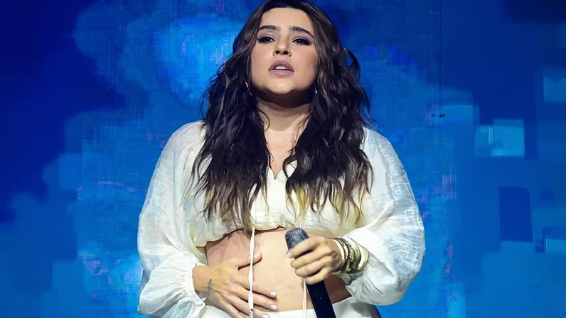 Lauana Prado anuncia gravidez em show na companhia dos pais — Foto: Webert Belicio / Agnews