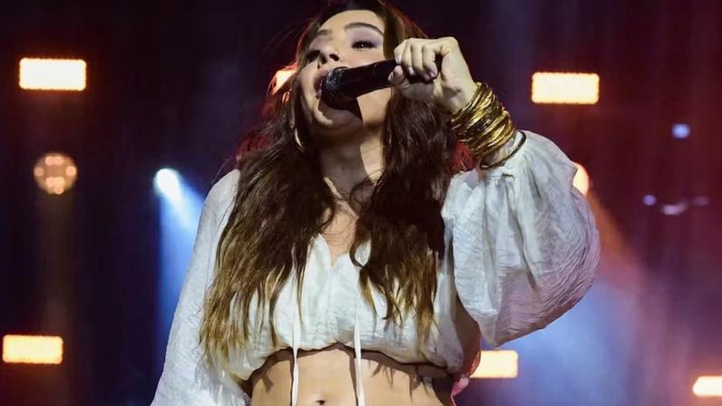 Lauana Prado anunciou gravidez em palco — Foto: Webert Belicio / Agnews