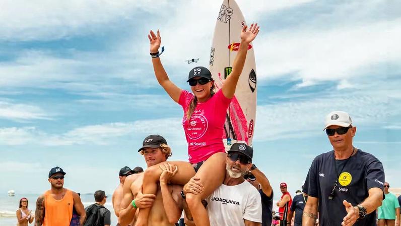 Laura Raupp é campeã do QS 4.000 em Guarapari — Foto: WSL/Pedro Paiva