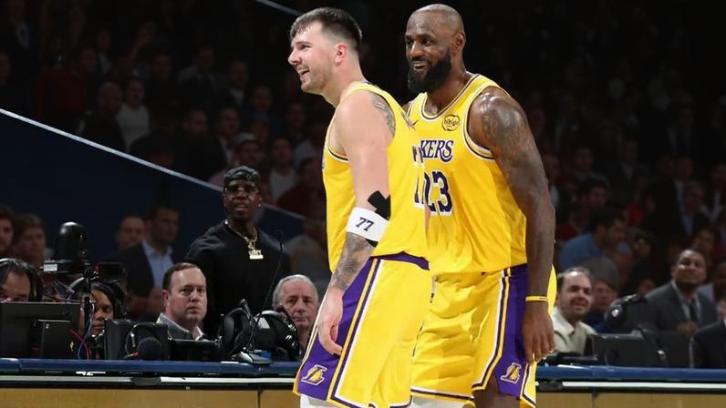 Lebron James e Luka Doncic comemoram cesta 'mágica' na NBA (Foto: Layne Murdoch Jr. / NBAE / Getty Images / Getty Images via AFP)