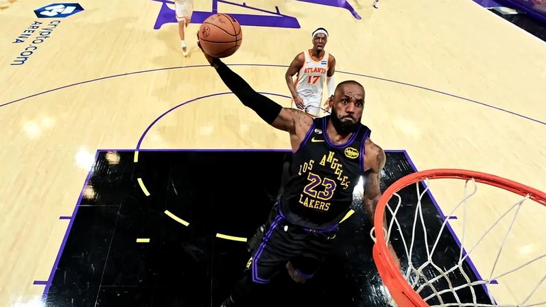 Lebron James durante a vitória contra Atlanta Hawks (Photo by Adam Pantozzi / NBAE / Getty Images / Getty Images via AFP)